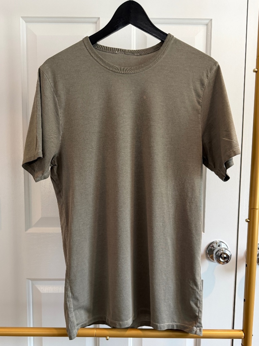 Lululemon Men's Olive Green Athletic Fit T-Shirt Size S